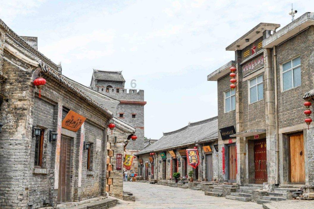 笑脸球的冒险之旅